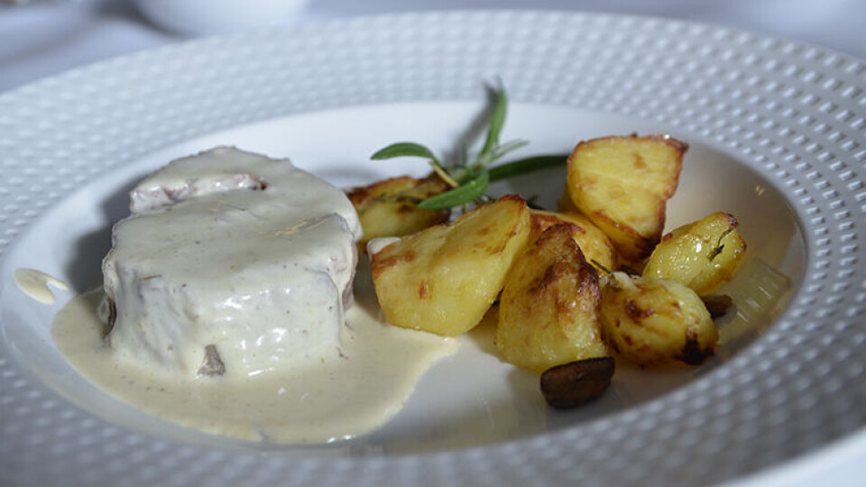PARMESAN: De tradisjonelle rettene i Parma krever parmesan; noen ganger raspet på toppen, og andre ganger som saus eller fyll i pastaen. (Foto: Synnøve Prytz Berset)