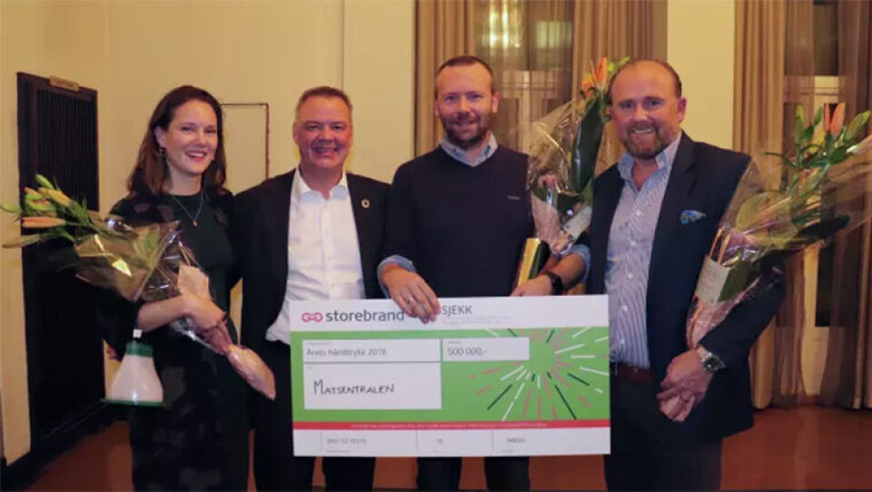 PRISVINNER: Matsentralens Cristiano Aubert (nummer tre f.v.) mottok Storebrands bærekraftspris av konsernsjef Odd Arild Grefstad (nummer to f.v.). Her sammen med de to andre nominerte: Mathilde Byskov fra Education 4 Sustainability og Henrik Badin fra Scanship. (Foto: Storebrand)