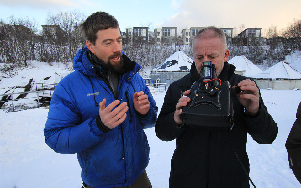 Universitetet i Tromsøs droneprosjekt mottar støtte til å kartlegge undervannsvegetasjon. Her er prosjektleder Martin Skjelvareid (til venstre) og fiskeri- og sjømatminister Geir-Inge Sivertsen.