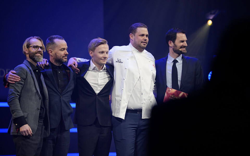 Kjøkkensjef Kristian Vangen fra Bare Restaurant kan ta med seg en stjerne og en Michelin-kokkejakke hjem til Bergen fra seremonien i Olavshallen i Trondheim mandag ettermiddag. Til høyre internasjonal direktør for Michelin-stjernene Gwendal Poullenc.