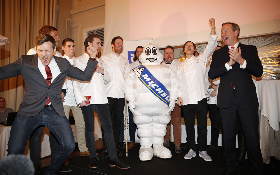 Kjøkkensjefen på Maaemo Esben Holmboe Bang (i midten) jublet sammen med sine kollegaer etter at restauranten hans Maaemo i Oslo fikk tre stjerner i Michelin Guiden i 2016. Til høyre står Michael Ellis, global direktør for Guide Michelin.