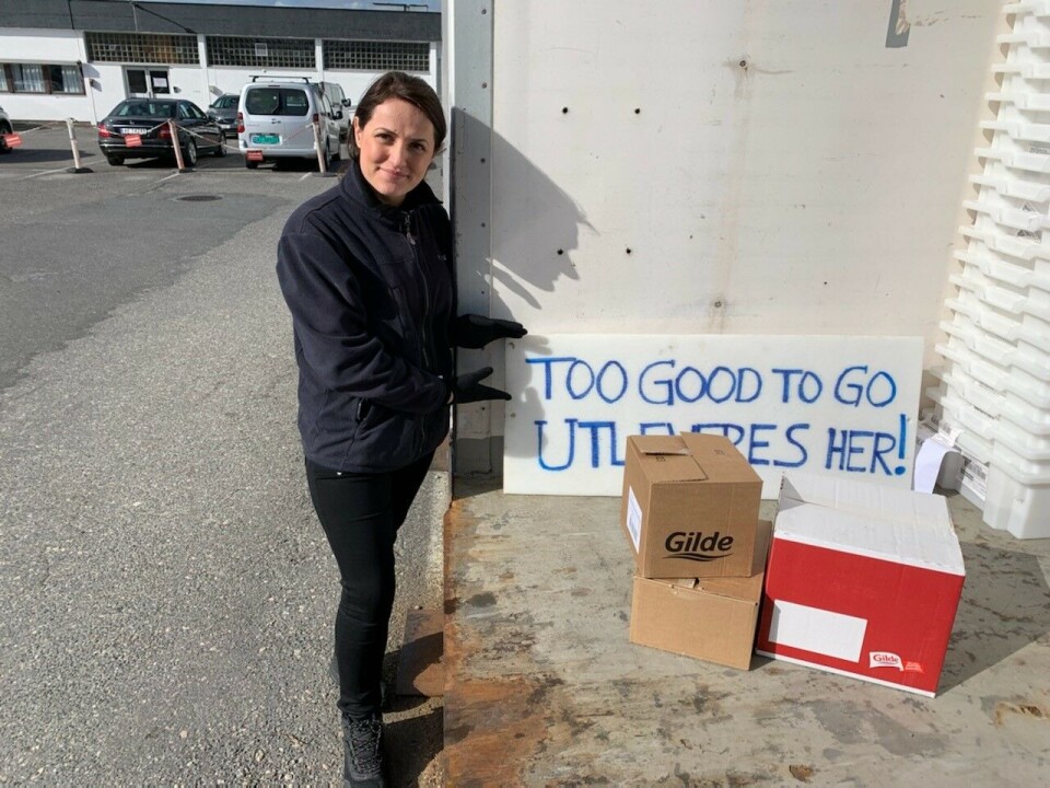 Vlora Ibishi fra medlemsbutikken ved Nortura Sarpsborg gjør klar varer til Too good to go.