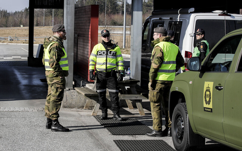Politi og militært personell passer på ved grensen mellom Norge og Sverige på Svinesund.