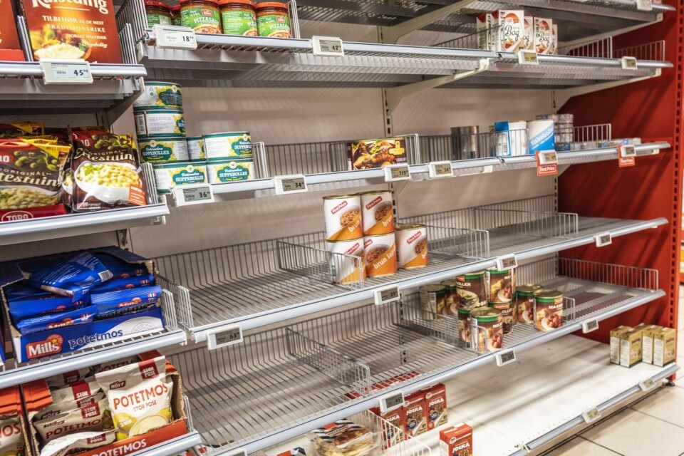 Det har vært tomt for enkelte varer i butikkene de siste ukene. Én av fem nordmenn sier de hamstret eller kjøpte inn ekstra mat og dagligvarer i forbindelse med koronaviruset, viser en ny undersøkelse. Foto: Stian Lysberg Solum, NTB scanpix