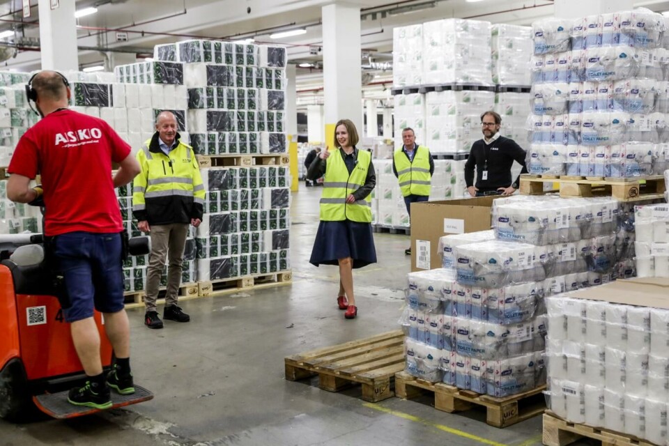 Næringsminister Iselin Nybø blant store mengder toalettpapir i Askos lager på Kalbakken. Hun fikk en omvisning av Asko Norges administrerende direktør Tore Bekken (til venstre) og Per Ola Drøpping (ytterst til høyre), direktør for regionlageret. Foto: Berit Roald, NTB scanpix