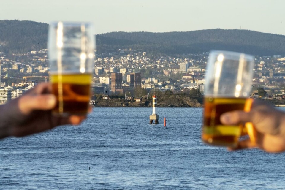 Da kranene i Oslo var stengt, måtte man dra til Nesodden for å ta en utepils. Signalen pub på Nesoddtangen serverer derfor ekstra mange halvlitere i finværet til ølturister fra Oslo. Foto: Heiko Junge, NTB scanpix