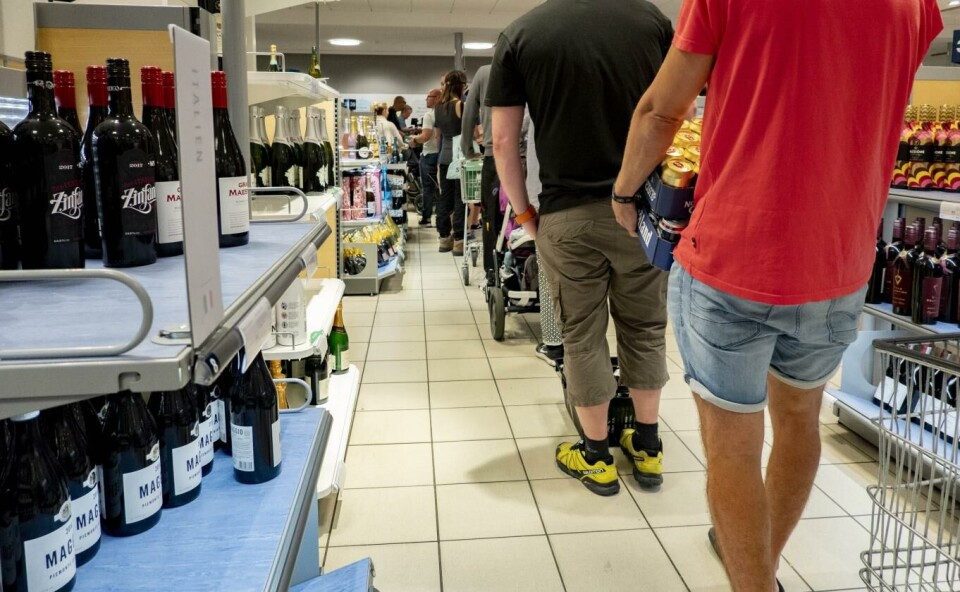 Når grensen er åpen, handler nordmenn store mengder alkohol på Systembolaget i Sverige, noe Høyres programkomité vil motvirke. Foto: Geir Olsen, NTB scanpix