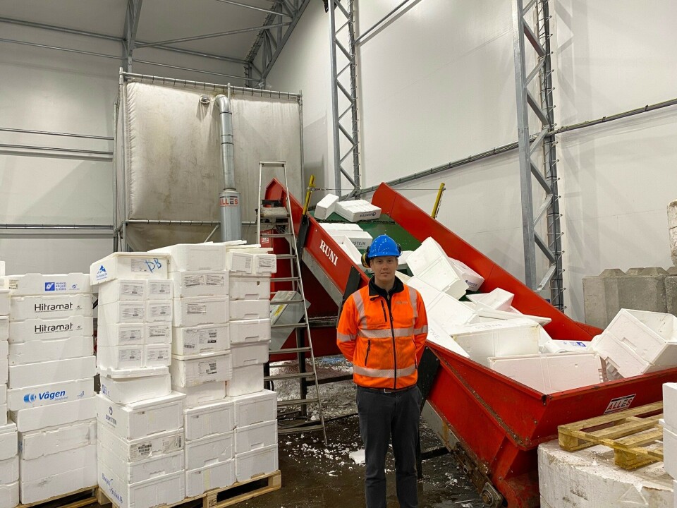 Driftsleder ved Ragn-Sells Bergen, Tomas Nesse, viser frem komprimatoren som sørger for at gamle fiskekasser av isopor får nytt liv. Foto: Ragn-Sells