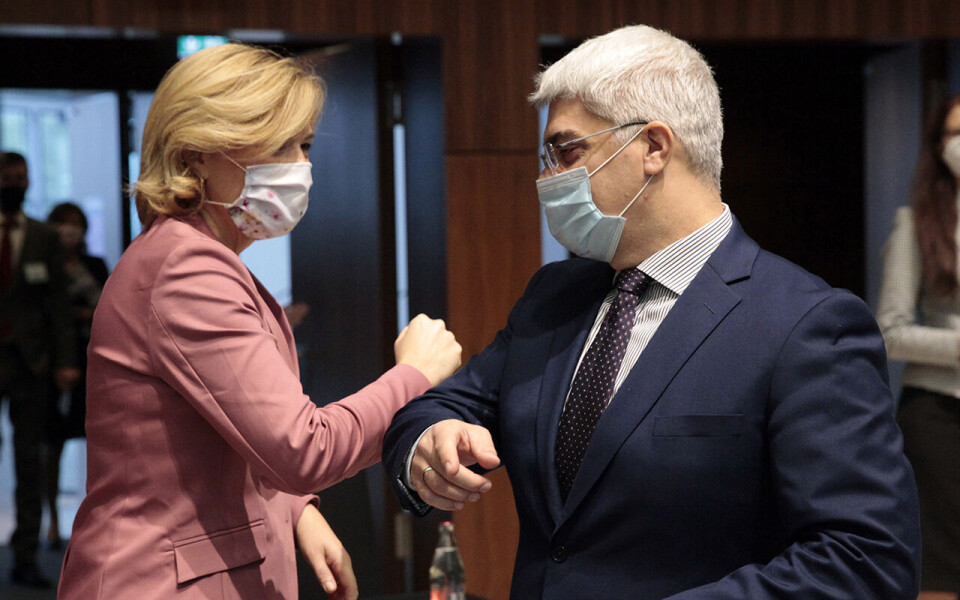 Tysklands landbruksminister Julia Klöckner hilser på sin ungarske motpart Istvan Nagy under landbruksforhandlingene i Luxembourg.