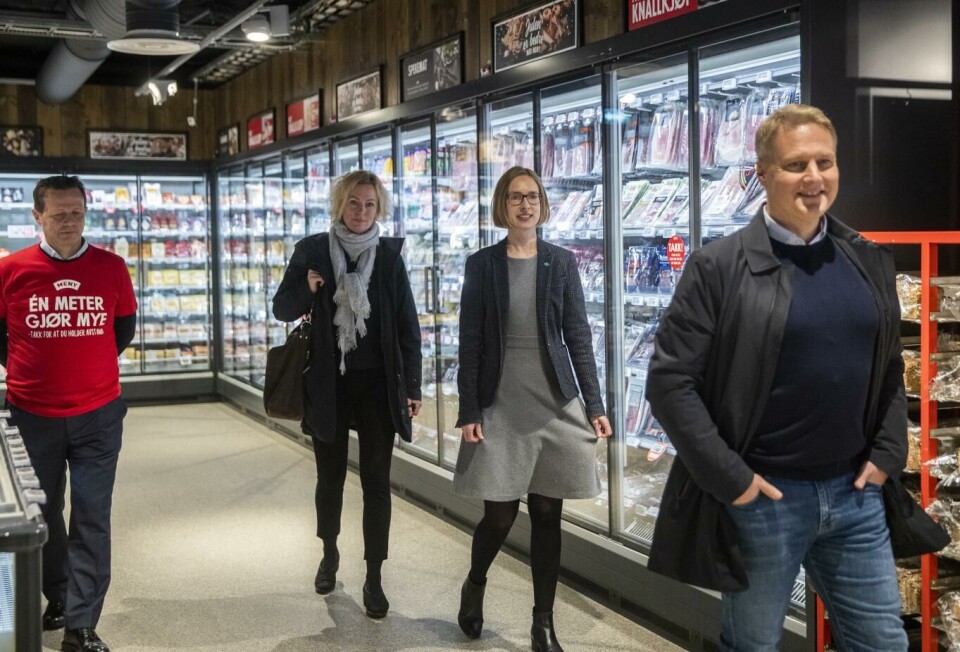 Trond Bentestuen, Rema (f.h.), næringsminister Iselin Nybø, Gøril Johnsen, Coop og Runar Hollevik, Norgesgruppen besøkte tirsdag en bugnende Meny-forretning på Røa i Oslo og snakket om julehandel og smittevern. Foto: Berit Roald, NTB