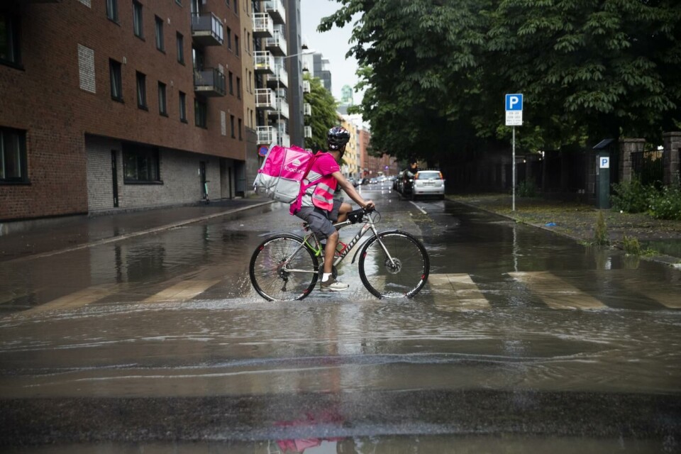 Et bud fra Foodora sykler gjennom Oslos gater. Foto: Berit Roald, NTB