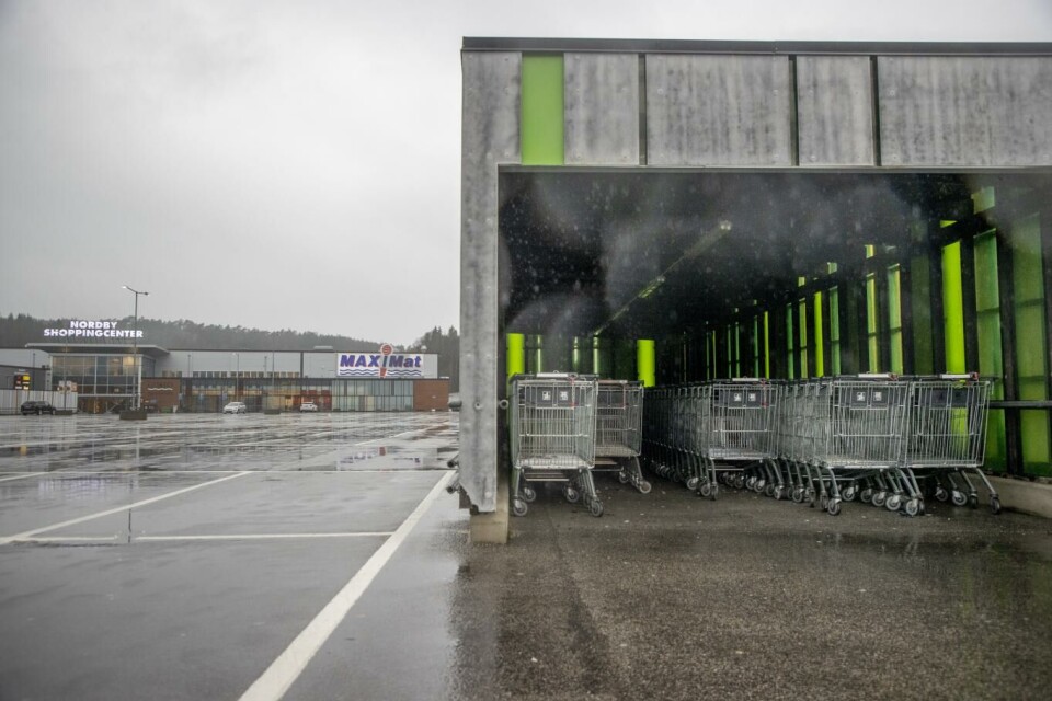 Den svenske regjeringens beslutning om å stenge grensen for nordmenn kommer ikke påvirke handelen på grensen, mener næringen selv. Her fra Nordby Shopping Center i Strömstad en stille dag i desember. Foto: Adam Ihse, TT / NTB