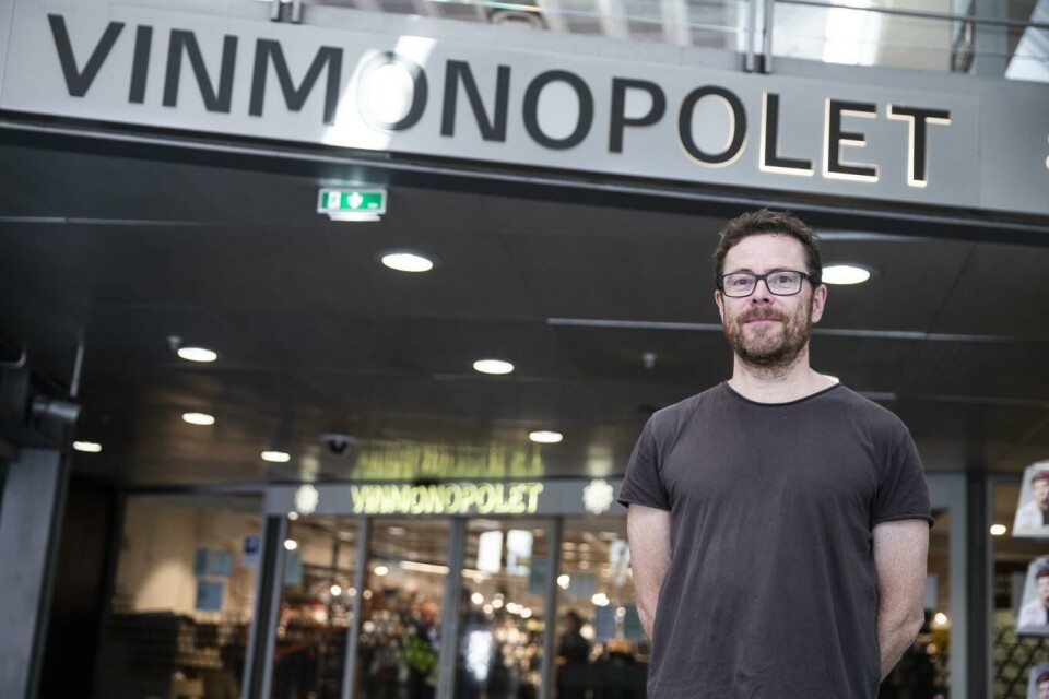 Kommunikasjonssjef i Vinmonopolet Jens Nordahl sier stopp i grensehandel og taxfreesalg, samt skjenkestopp er årsaken til salgsveksten hos Vinmonopolet i februar. Foto: Trond Reidar Teigen, NTB