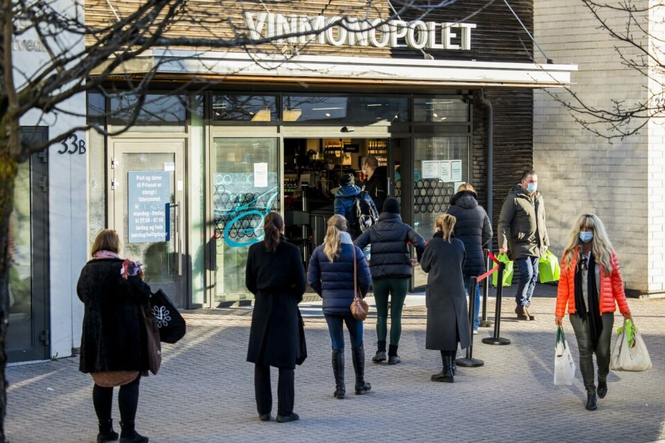 Helseminister Bent Høie (H) kunngjorde søndag at beslutningen om å stenge 45 vinmonopolutsalg reverseres. Foto: Jil Yngland, NTB