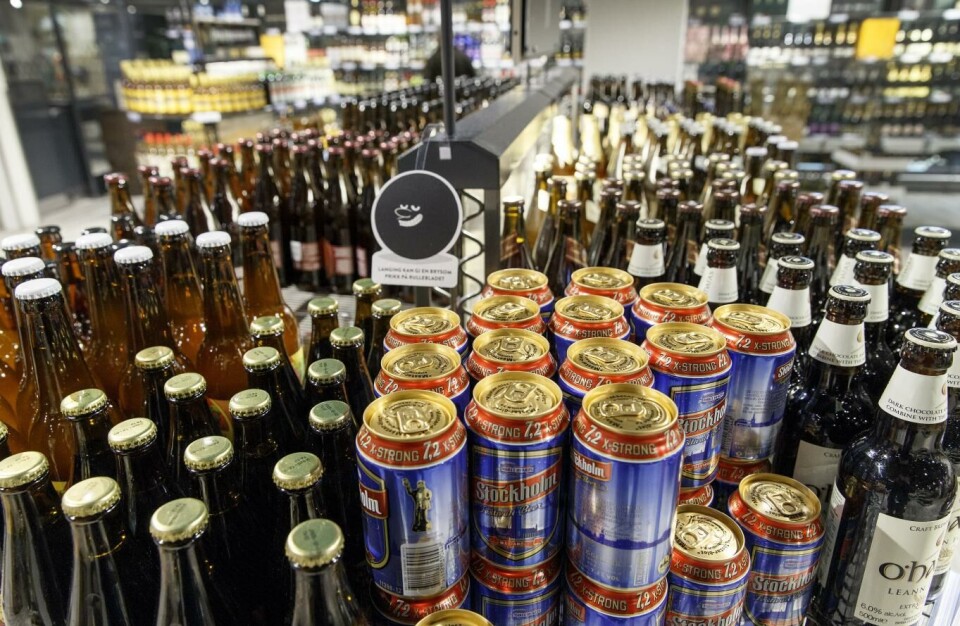 Høyre går inn for at alkohol opp til 8 prosent skal kunne selges på butikk. Dette bildet viser ølflasker på Vinmonopolet. Foto: Gorm Kallestad, NTB