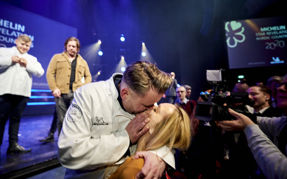 Svein Erik Renaa kysset kona og kollega Torill Renaa da hans restaurant Re-Naa i Stavanger fikk to stjerner i Michelin-guiden i februar i fjor like før koronapandemien slo inn. Årets utdeling skjer i Stavanger i september.