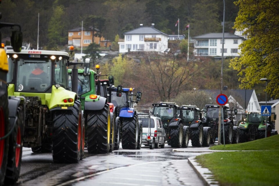 Lange kortesjer med traktorer har vært en del av bøndenes protest mot regjeringens tilbud i jordbruksoppgjøret. Her fra Sandefjord. Foto: Trond Reidar Teigen, NTB