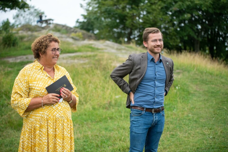 Klima- og miljøminister Sveinung Rotevatn (V) og landbruks- og matminister Olaug Bollestad (KrF) legger fram en tiltaksplan for å beskytte pollinerende ville insekter på Ola Narr i Oslo. Foto: Annika Byrde, NTB