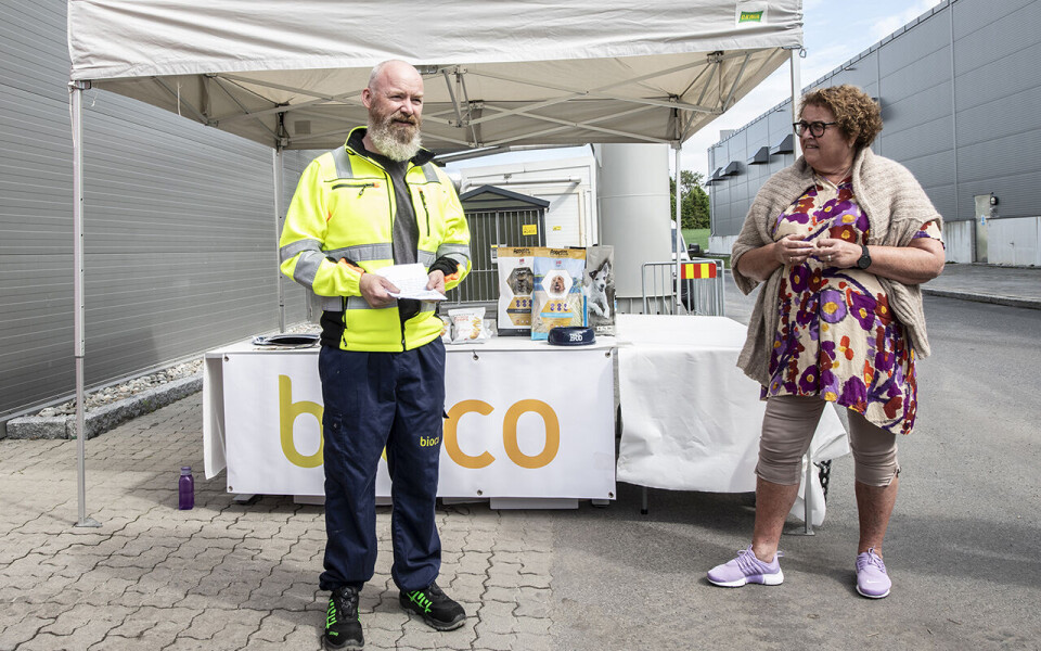 Daglig leder Eirik Pallin i Bioco sammen med landbruks- og matminister Olaug Bollestad under onsdagens fabrikkbesøk.