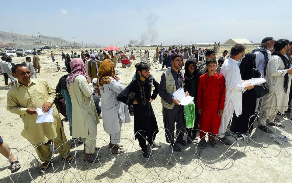 Hundrevis av afghanere ved Hamid Karzai-flyplassen i midten av august. Mange fikk ikke tatt seg ut av landet, og FN frykter at matlagrene de har der kan gå tomme innen slutten av måneden.