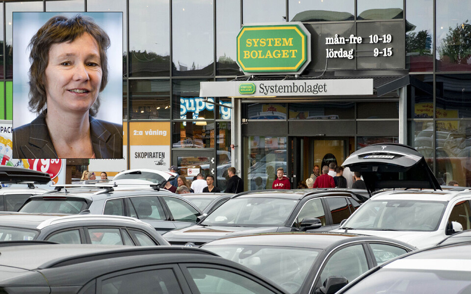 Ingunn Jordheim (innfelt) i Vin- og brennevinleverandørenes forening (VBF) mener økte alkoholavgifter vil stimulere svenskehandelen. Her er Systembolaget i Strømstad.