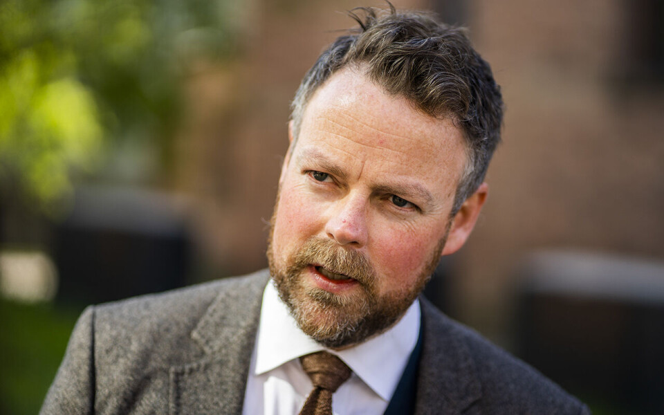 Sesongarbeidere kan bli i Norge ut året, opplyser arbeids- og sosialminister Torbjørn Røe Isaksen (H).