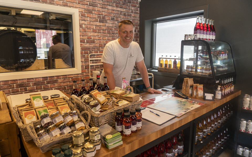 Foto I gardsbutikken selges det lokale varer fra en rekke leverandører, som for eksempel Påldtun frukt og bær, Kandal Kjøtt, Høgt & Vilt og Svanøy Røykeri. Foto: Arne Kongsnes