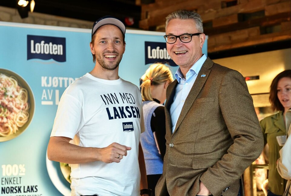 – Om dere klarer å være konkurransedyktige på pris, tror jeg dette kan bli veldig bra, sier fiskeri- og sjømatminister Odd Emil Ingebrigtsen (til høyre) til Lofotprodukt-sjef Øystein Rist, i anledning lanseringen av kjøttdeig av laks.