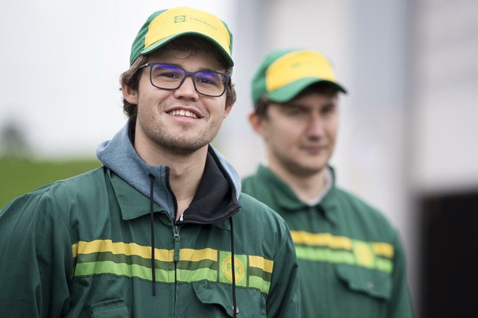 Felleskjøpet inviterte i 2017 spillerne i Norway Chess til gårds. Her ser vi Magnus Carlsen og Sergej Karjakin i den populære capsen fra Felleskjøpet. Foto: Carina Johansen, NTB