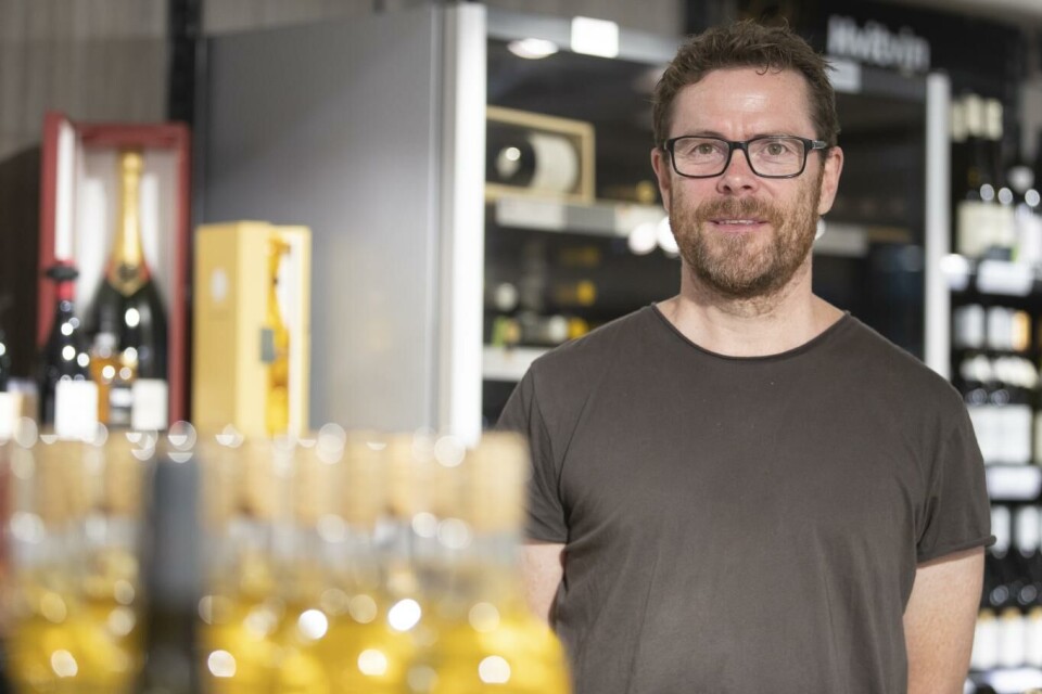 Kommunikasjonssjef Jens Nordahl i Vinmonopolet tror veksten i salget av alkoholfri drikke er en pågående internasjonal trend. Foto: Trond Reidar Teigen, NTB