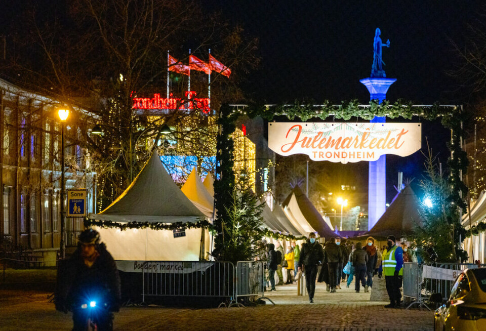 NHO peker på at gjenåpningen vil gi muligheter for å bruke penger på reiser og opplevelser vi ikke kunne gjøre i fjor. Her fra et julepyntet Trondheim før jul i fjor. Arkivfoto: Gorm Kallestad, NTB