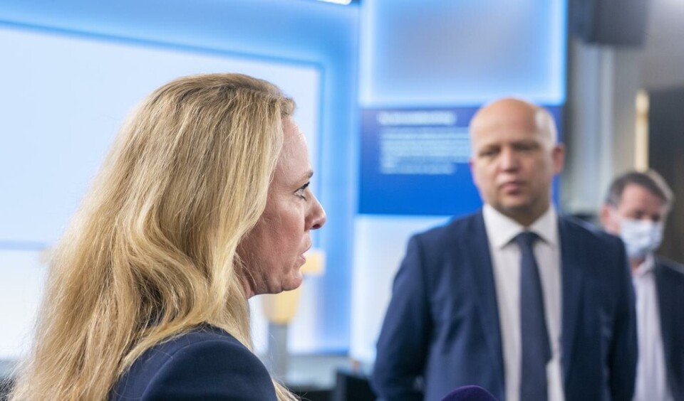 Viseadministrerende direktør Anniken Hauglie i NHO mener regjeringen må kompensere bedrifter som strever med høye strømregninger. I bakgrunnen: finansminister Trygve Slagsvold Vedum (Sp). Arkivfoto: Terje Pedersen, NTB