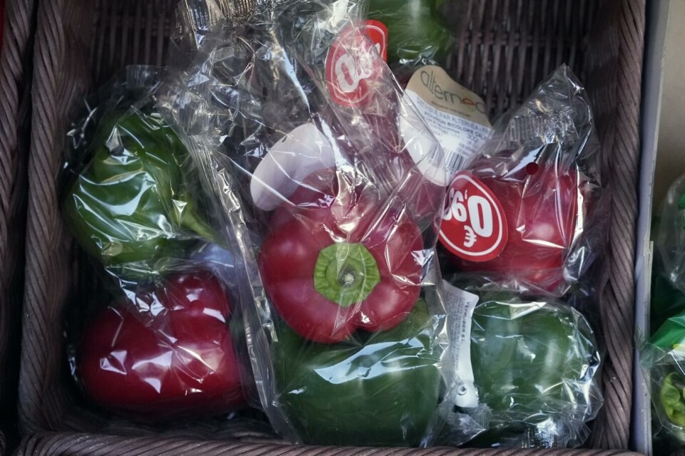 Paprika kan ikke lenger være pakket inn i plast i Frankrike. Foto: Thibault Camus, AP / NTB