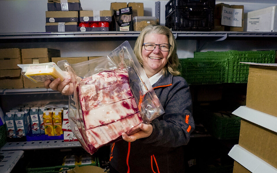 Irene Mathisen, leder for Oslo slumsenter, viser fram fulle kjølerom og lagre med mat fra bedrifter som har stengt på grunn av smitteverntiltak.