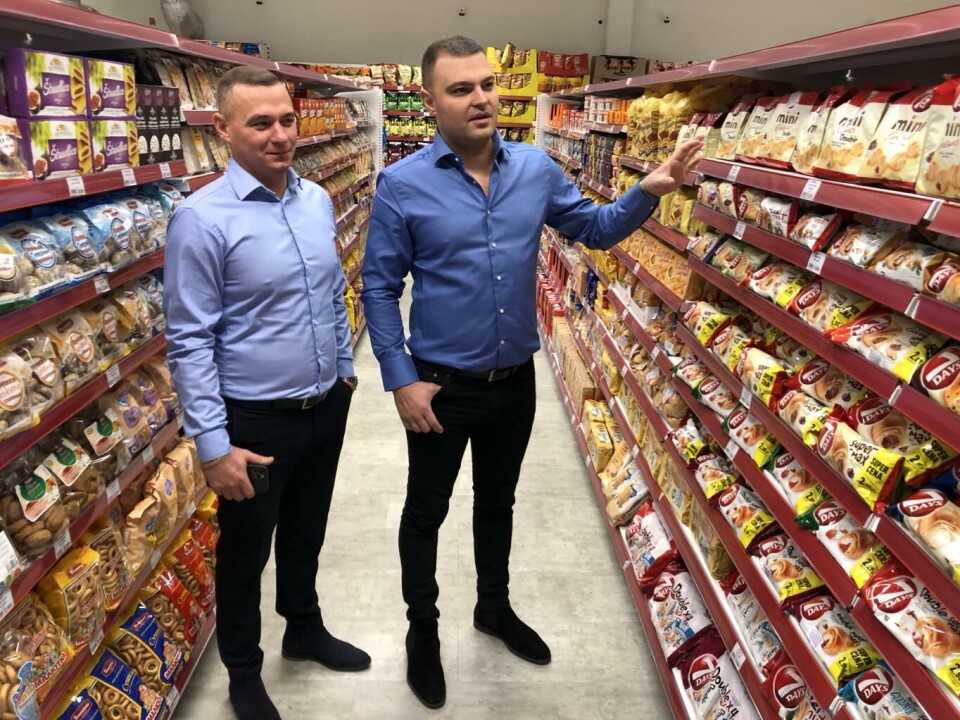 Ukrainske Anatoli Gulco og Roman Presich (t.v.) driver dagligvarekjeden Eko Market, som har spesialisert seg på varer fra Øst-Europa.