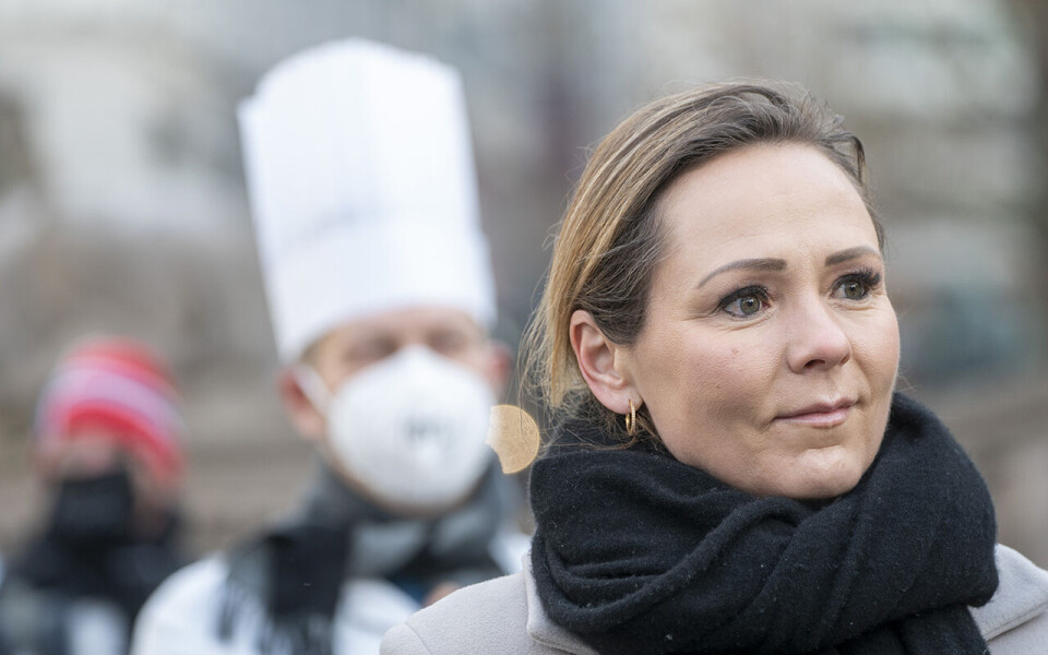 Linda Hofstad Helleland (H) krever konkrete svar fra landbruks- og matministeren om de økte matprisene.