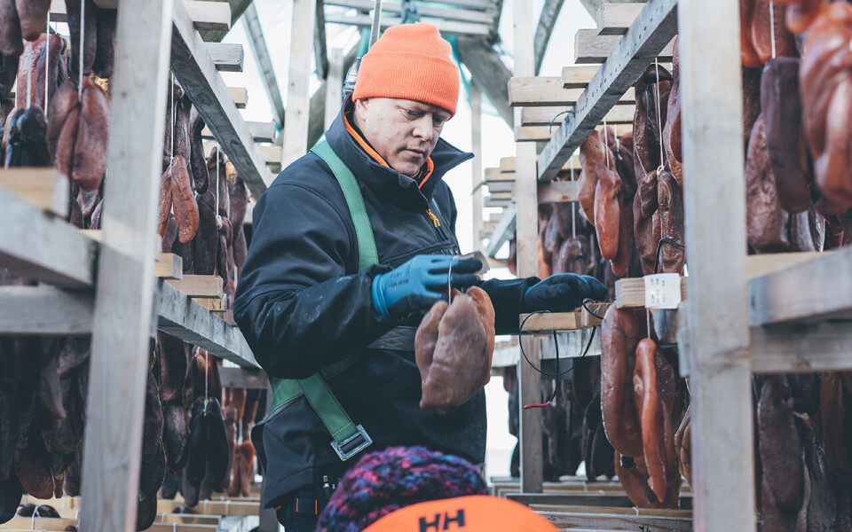 Foto Joakim Wikström i Hrogn har fått den dokumentasjonen han trenger for å fortsette å produsere luksusproduktet Bottarga Boreale av tørket skreirogn. Foto: Hrogn AS