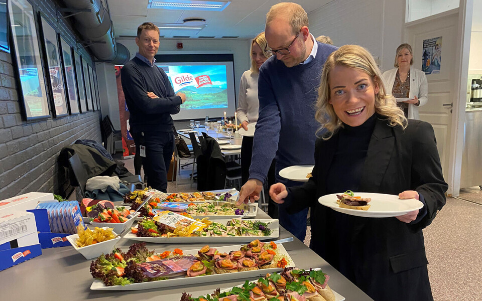 Foto Smaksprøver hører med når landbruks- og matministeren besøker Norges største påleggsfabrikk. Foto: Nortura