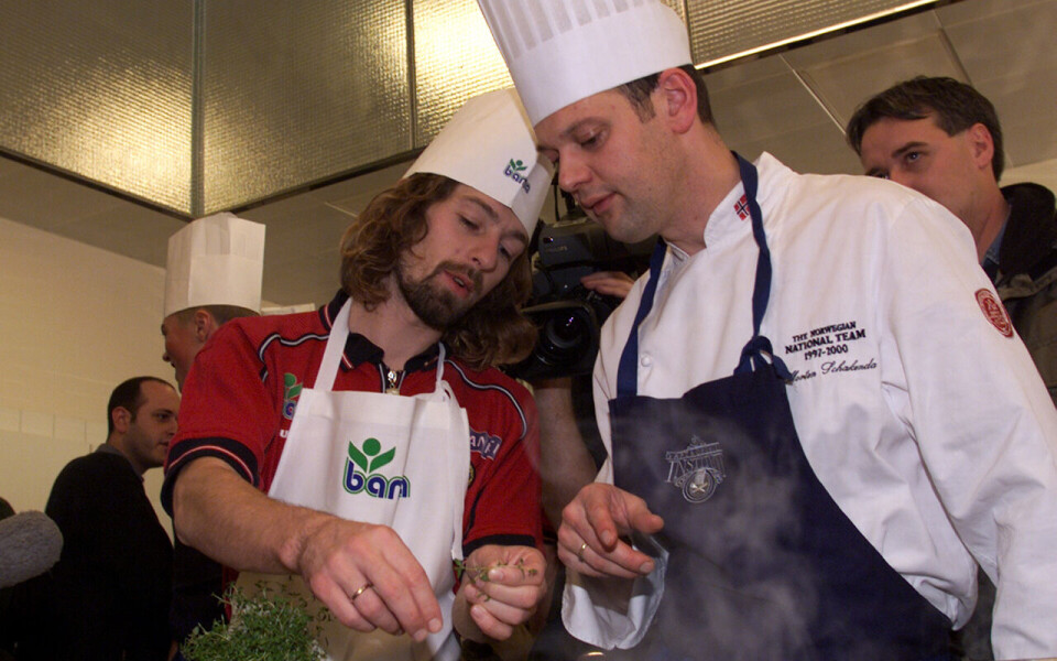 Erik «Myggen» Mykland får her gode råd av Morten Schakenda (til høyre) på Gastronomisk Institutt i Stavanger i 1999.