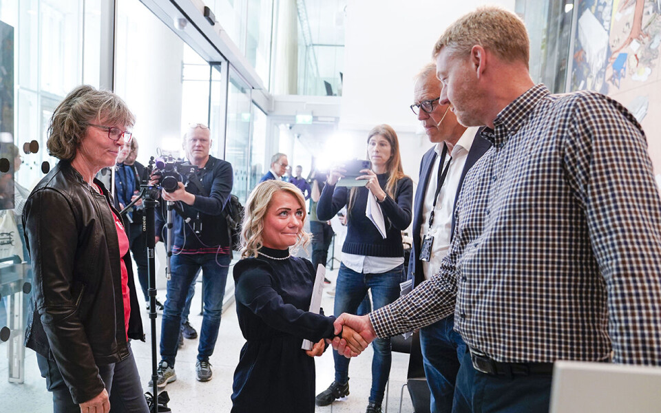 Landbruks- og matminister Sandra Borch, leder Bjørn Gimming i Norges Bondelag og leder Kjersti Hoff i Norsk Bonde- og Småbrukarlag (til venstre) presenterer enigheten i årets jordbruksoppgjør.