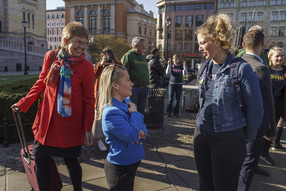 Foto Melkebonde Marthe Sirivik fra Averøya i samtale med landbruksminister Sandra Borch (Sp) under Norges Bondelags markering av starten av landbruksoppgjøret. Til venstre er stortingsrepresentant Kathrine Kleveland (Sp). Heiko Junge | NTB
