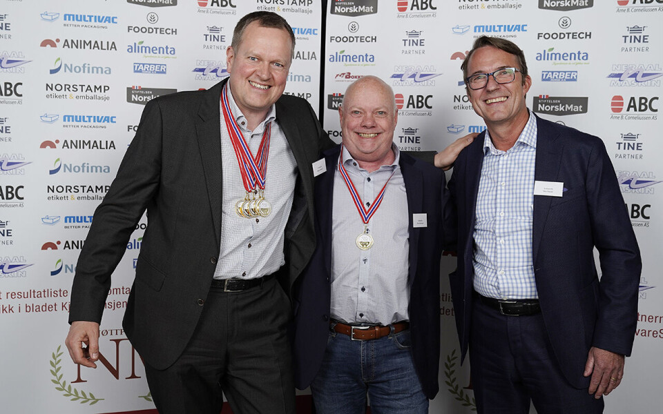 Jubelkveld for Grilstad i NM i kjøttprodukter. Her er Ragnar Johansen (til venstre), marketing og innovasjonsdirektør, Svein Andreassen, merkesjef Tind – og Ståle Gausen, direktør for innkjøp og næringspolitikk.