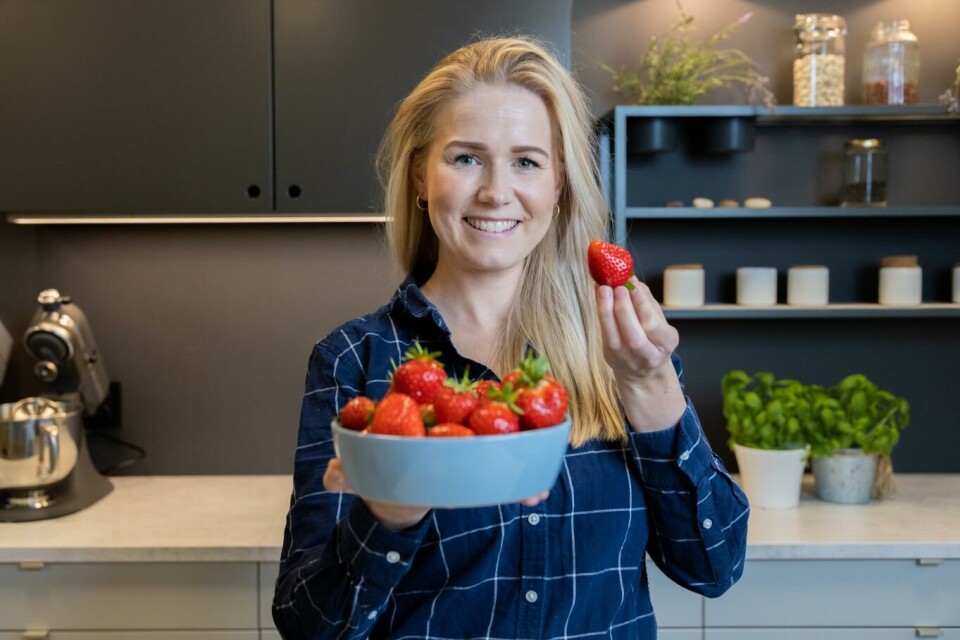 Foto Ernæringsrådgiver Iselin Bogstrand Sagen i OFG råder nordmenn til å bruke jorbær på nye måter, eksempelvis som i salater og salsa.