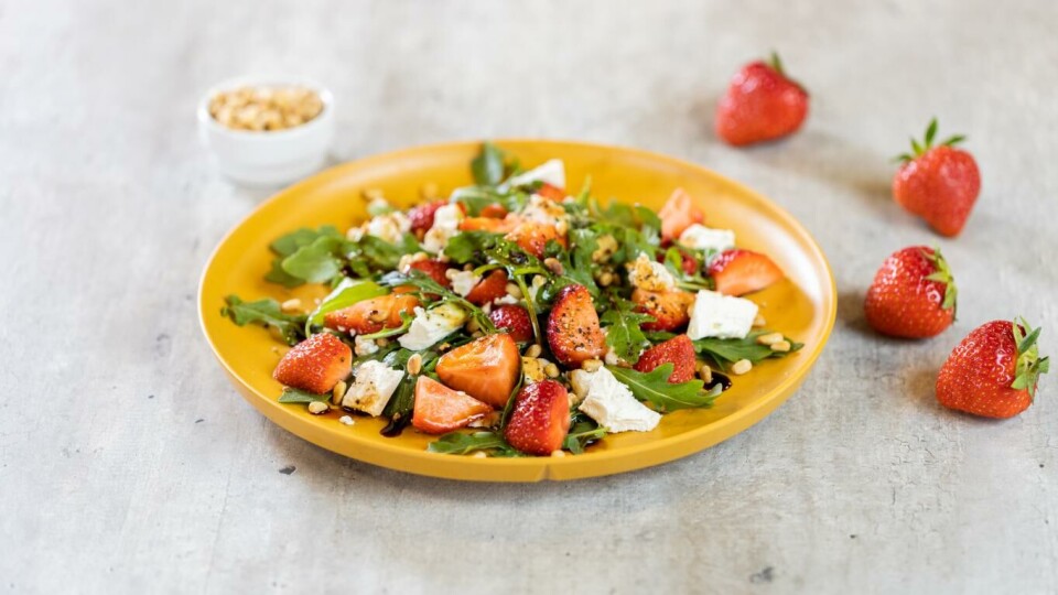 Foto Jordbærsalat med ruccula og fetaost er en spennende smakskombinasjon.