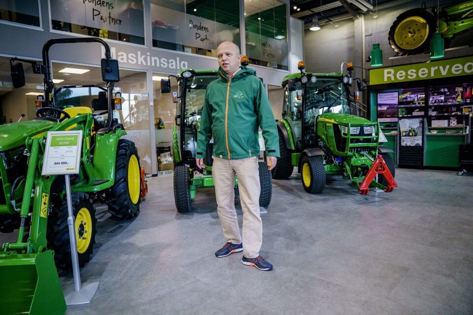 Foto Trygve Slagsvold Vedum drømmer fortsatt om traktorer han kan kjøpe seg, men det blir trolig først når finansministerjobben er over. Her kikker han på diverse John Deere-modeller på Felleskjøpets butikk på Kløfta. Selv har Vedum en Fendt-traktor på gården. Foto: Stian Lysberg Solum / NTB