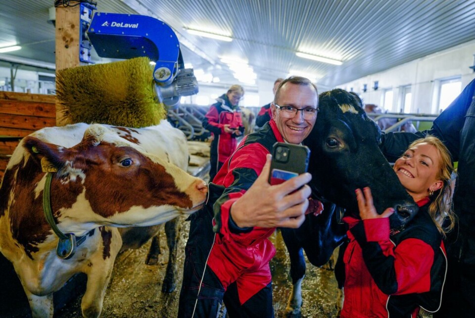 Barth Eide og Borch på fjøsbesøk på Jessheim