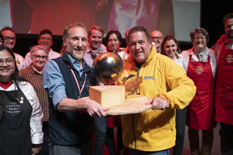 Verdens beste ost, Le Gruyère AOP surchoix, er en modnet ost laget av rå kumelk som er fyldig med en litt smuldrete tekstur. Her er Joe Salonia og Dennis Kaser under prisutdelingen. Foto: Guild of Fine Food
