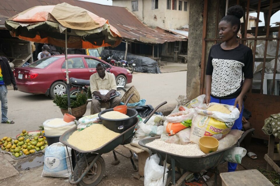 En kvinne selger matprodukter i Owo sørvest i Nigeria i juni i år. Afrikanske land må i år bruke mer penger på matimport selv om mengden synker. Arkivfoto: Sunday Alamba, AP, NTB