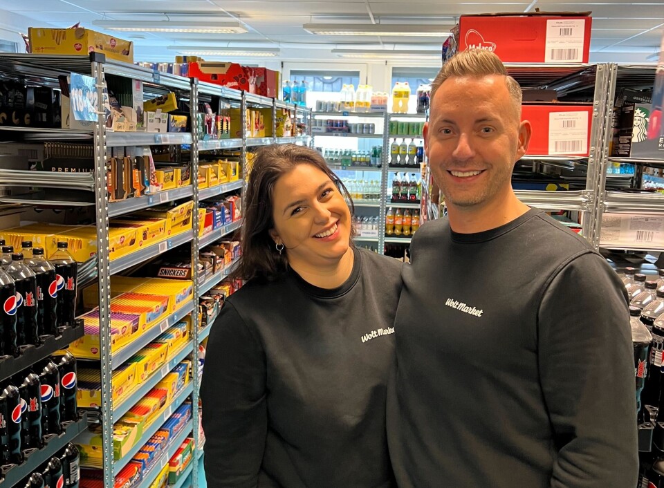 Butikksjef Sofie Antonik og daglig leder i Wolt Market Norge, Joachim Schwartzbach, i den nyåpnede butikken på Hasle. Foto: Wolt