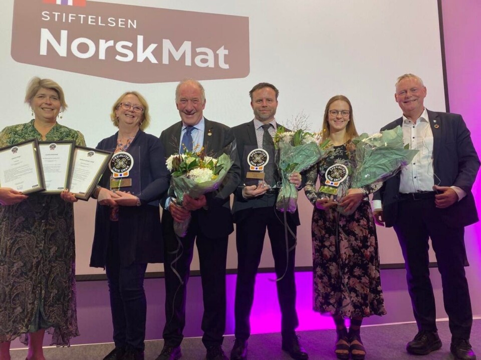 Tre stolte produsenter fikk tildelt Spesialitet under Festmåltid i Trondheim Spektrum. F.v: Nina Sundqvist, Stiftelsen Norsk Mat og Spesialitet. Gunn Brønnum og Ingolf Galåen fra Galåvolden Gård, Roy Inge Bergli Fra LiVERTEN, Ann-Ingeborg Johnsen og Knut Arild Græsli fra Per-Hansagården